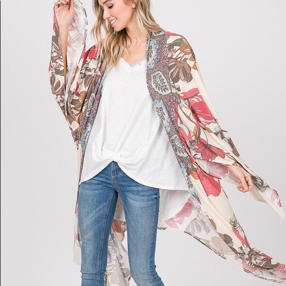Tops - ⭐️FLORAL KIMONO⭐️